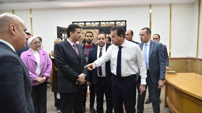 وزير الصحة يتفقد المعامل المركزية والعلاج الحر وإدارة التراخيص لمتابعة أعمال تجديد المبنى