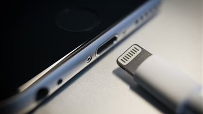 هل يتخلي الهاتف الذكي عن منفذ الشحن؟ الإجابة عند آبل