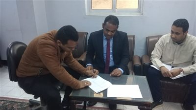 بالصور.. توقيع 14 عقد عمل لأصحاب الهمم في محافظة الأقصر