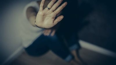 انهال عليها ضربا حتى الموت.. تفاصيل محاكمة المتهم بقتل زوجته في قليوب