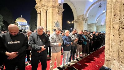  100 ألف فلسطيني يؤدون صلاة العشاء والتراويح بالمسجد الأقصى