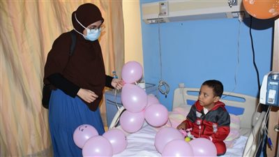 طلاب جامعة طيبة يقدمون الدعم النفسي لأطفال مرضي الأورام بالصعيد (صور)