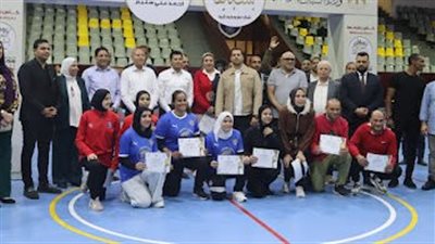 وزير الشباب والرياضة ومحافظ القاهرة يشهدان نهائي 