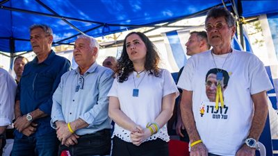 الكنيست يعتصم في الشارع والبلدية تطالب بإزالة مكاتبه