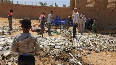 بالصور.. إزالة حالة تعد علي أرض زراعية بمركز البياضية في الأقصر