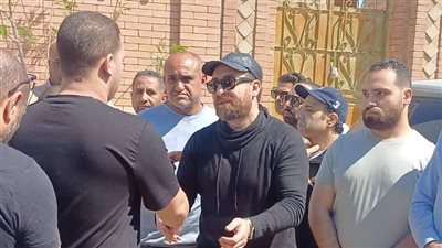 بالصور.. انهيار نضال الشافعي وأسرة زوجته الراحلة أثناء تشييع جثمانها 