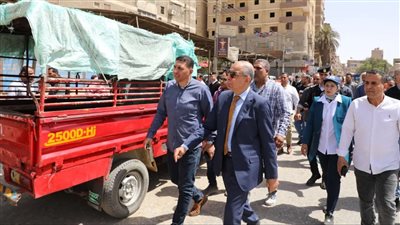 محافظ المنيا يقود حملة لحظر سير سيارات 