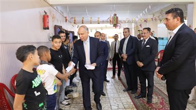 محافظ المنيا يدخل الفرحة على أطفال مؤسستي البنات والبنين