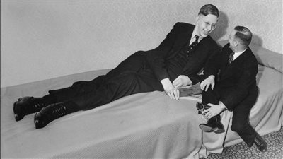 أطول رجل في التاريخ.. قصة روبرت وادلو المذهلة