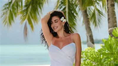 بفستان أبيض مثير على البحر.. ياسمين صبري تشعل السوشيال ميديا (صور)