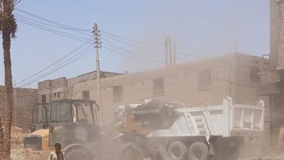 بالصور.. رفع تراكمات ترابية في حملة نظافة بالأقصر