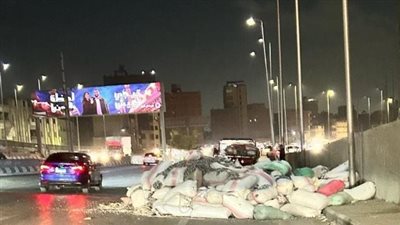 تحرك أمني عاجل بعد انقلاب حمولة قطن من سيارة على الطريق الدائري