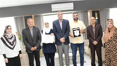 محافظ أسوان يكرم طالبة لحصدها المركز الأول على مستوى الجمهورية فى مسابقة القرآن الكريم 