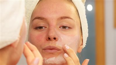 فوائد غسل الوجه قبل النوم.. الأمر لا يقتصر على إزالة المكياج 