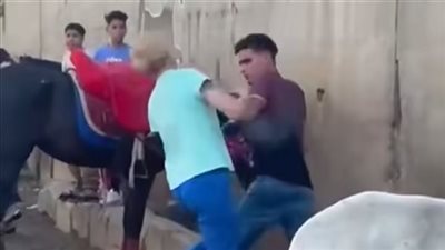 سائحة تلقن شابًا 