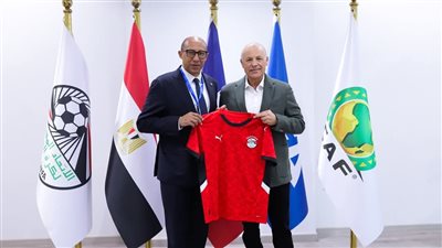 بالصور.. أبو ريدة يلتقي نظيره الفرنسي ويهديه درع الاتحاد وقميص المنتخب