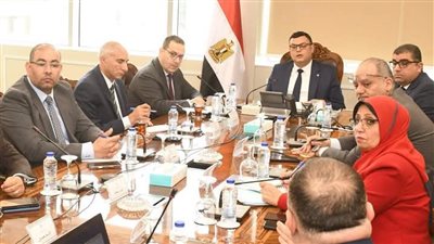 وزير الإسكان يتابع آليات طرح الأراضي والفرص الاستثمارية بالمدن الجديدة
