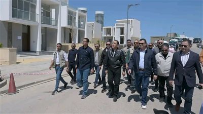 خلال جولته بالعلمين.. رئيس الوزراء يتفقد مشروع «مزارين» ونموذجا لفيلا سكنية