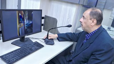 بالصور.. محافظ سوهاج يتابع شكاوى المواطنين الخاصة بالتعريفة الجديدة