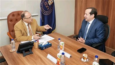 رئيس هيئة الدواء يؤكد أهمية المضي قدما في تنفيذ خطة توطين المستحضرات الطبية بمصر