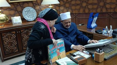 عقب عودته لمكتبه.. شيخ الأزهر يتابع إصدارات مجلة نور للأطفال (صور)