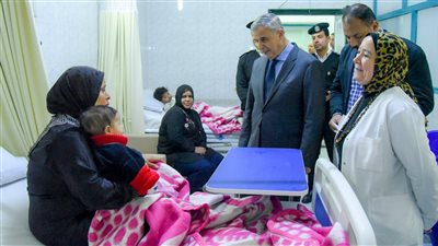 محافظ الإسكندرية يزور الأطفال الناجين من عقار اللبان المنهار