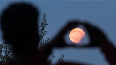 ما هو القمر الوردي؟ وما دلالته الدينية؟ 