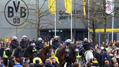 قبل صافرة البداية.. الألعاب النارية تهاجم بعثة برشلونة في دورتموند