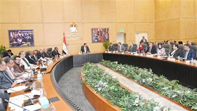 وزير الإسكان يتابع موقف تنفيذ مشروعات 