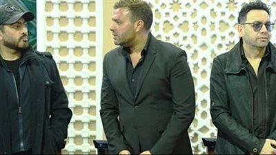 تامر حسني ومصطفى قمر يساندان رامي صبري في عزاء حماته