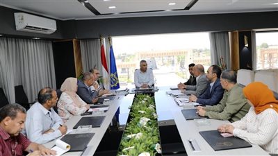 اجتماع عاجل من محافظ أسوان لإنشاء مجمع مواقف حضارى ونموذجى للسيارات بدراو