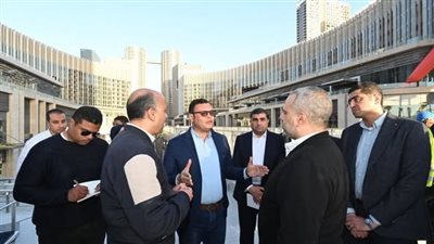 وزير الإسكان يختتم جولته بتفقد منطقة الأعمال المركزية والحى السكنى الخامس R5