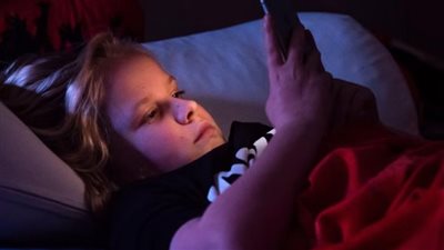 قضاء وقت طويل أمام الهاتف الذكي يرتبط بصحة القلب عند الأطفال