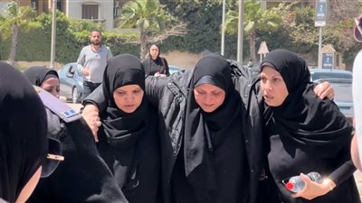 انهيار زوجة سليمان عيد لحظة وصول جثمانه (صور)