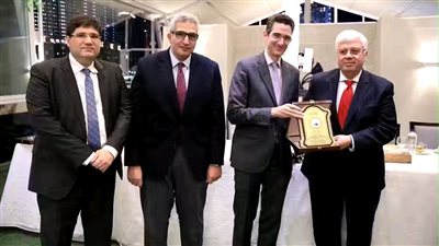 وزير التعليم العالي يكرم المشاركين بتنظيم فعالية زيارة الرئيس الفرنسي لجامعة القاهرة