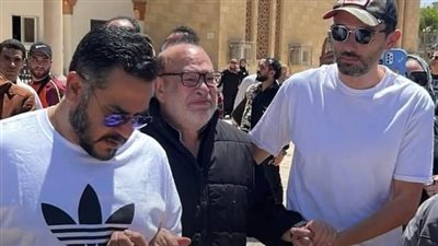 انهيار وتأثر أصدقاء العمر.. أبرز ما جاء في جنازة سليمان عيد (صور)