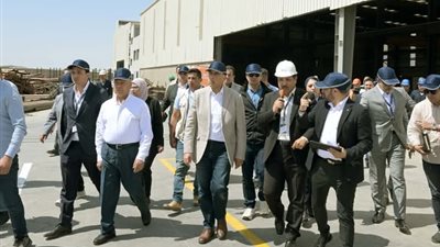 مدبولي يتفقد مجموعة مصانع شركة التوكل للصناعات الحديدية والجلفنة 