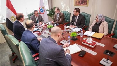 وزير الصحة يوجه بإعادة فتح جميع أفرع السلاسل الغذائية المغلقة