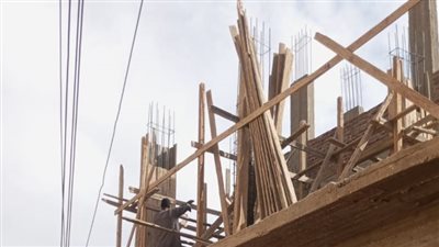 فك شدة خشبية لبناء مخالف دون ترخيص في الأقصر