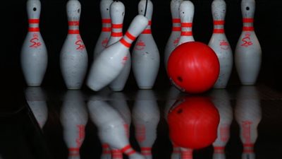 علماء يحددون سرّ الضربة المثالية في رياضة البولينج