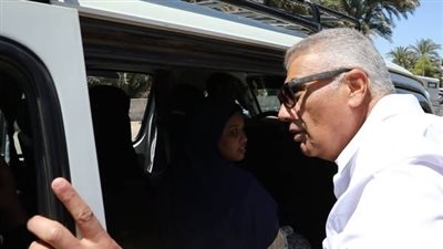 محافظ أسوان يفاجئ سيارات السيرفيس للتأكد من التزام السائقين بالتعريفة الجديدة