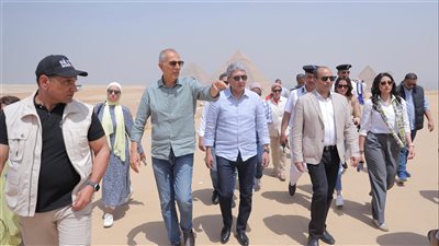 وزير السياحة والآثار يتفقد تدفق حركة الزيارة ويحرص على القيام بالتجربة السياحية كاملةً بالمنطقة