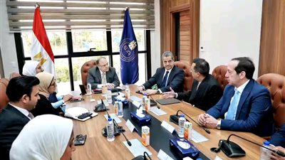 «الغمراوي» يؤكد أهمية تنفيذ خطة توطين مستحضرات الشركة بسوق الدواء المصري