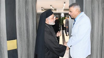 محافظ أسوان يقدم العزاء فى وفاة بابا الفاتيكان لمطران إيبارشية طيبة