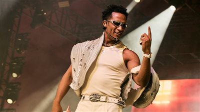 محمد رمضان يحتفل بنجاحه في 