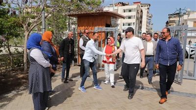 محافظ دمياط يتفقد حديقة بنت الشاطىء ويتواصل مع المواطنين