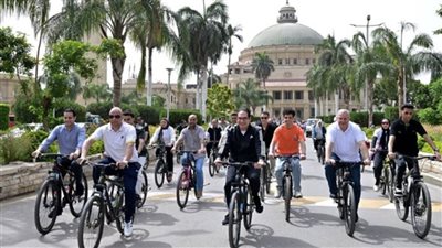 رئيس جامعة القاهرة يشارك الطلاب ماراثون الدراجات ومباراة كرة قدم