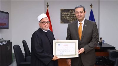 محافظ دمياط يكرم الشيخ محمد سلامة لجهوده المبذولة خلال توليه مهامه