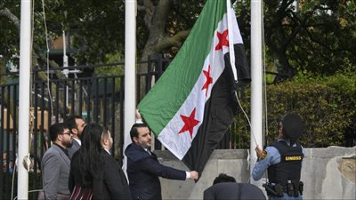 لأول مرة.. رفع العلم السوري الجديد في مقر الأمم المتحدة