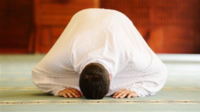 في مشهد صادم ومكرر.. شخص يطعن آخر داخل مسجد في فرنسا